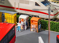 055-180341 - H0 - 4 Altkleidercontainer